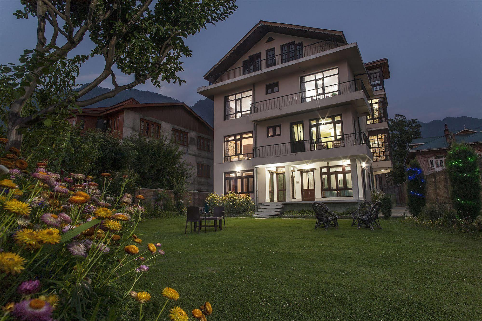 Sheesha Residency Srīnagar Exterior foto
